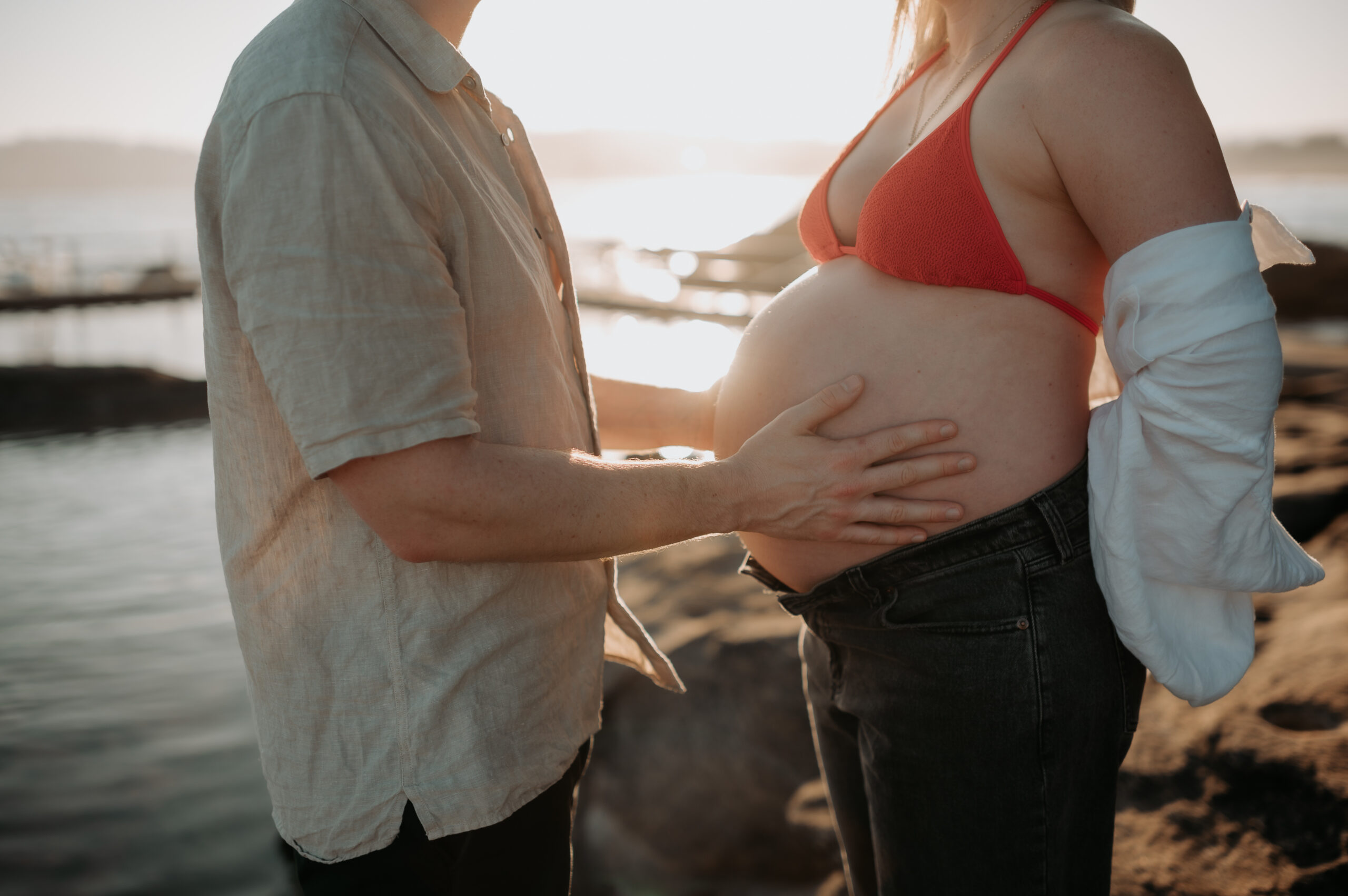 relaxed-lifestyle-sunset-maternity-photo-shoot